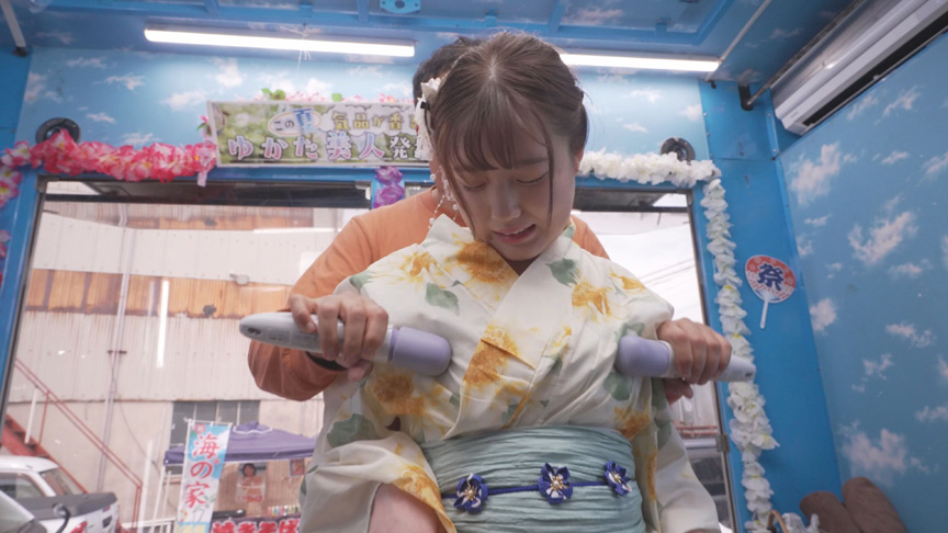 「【素人カップル】マジックミラー号で浴衣美女が彼氏の前で感じまくる夏祭りエステ体験」のサンプル画像3枚目