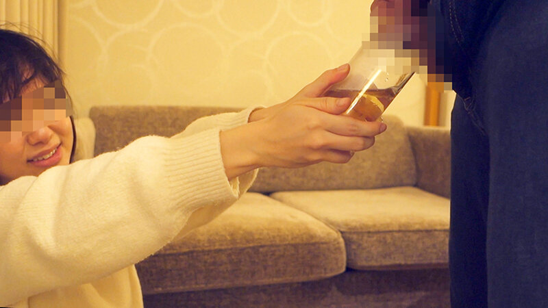 「【素人投稿】ファザコン女子大生がM女として放尿プレイに挑戦！小柄な紅緒の羞恥お漏らし体験」のサンプル画像7枚目