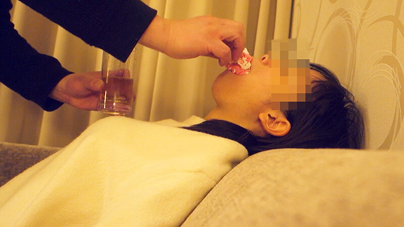 「【素人投稿】ファザコン女子大生がM女として放尿プレイに挑戦！小柄な紅緒の羞恥お漏らし体験」のサンプル画像9枚目