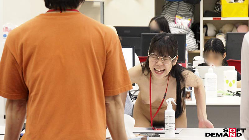 「【SOD女子社員】全裸業務で羞恥プレイ!タオル一枚で男湯潜入&社内露出ミッションに挑戦【企画モノ】」のサンプル画像12枚目