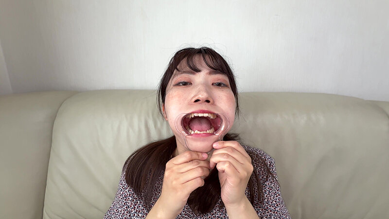 「【水月みお】素人お姉さんをナンパ!初めての喉奥体験と舌・八重歯観察の個人撮影動画」のサンプル画像14枚目