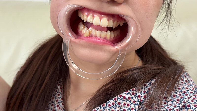 「【水月みお】素人お姉さんをナンパ!初めての喉奥体験と舌・八重歯観察の個人撮影動画」のサンプル画像18枚目