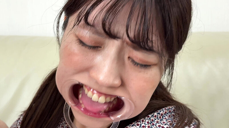 「【水月みお】素人お姉さんをナンパ!初めての喉奥体験と舌・八重歯観察の個人撮影動画」のサンプル画像20枚目