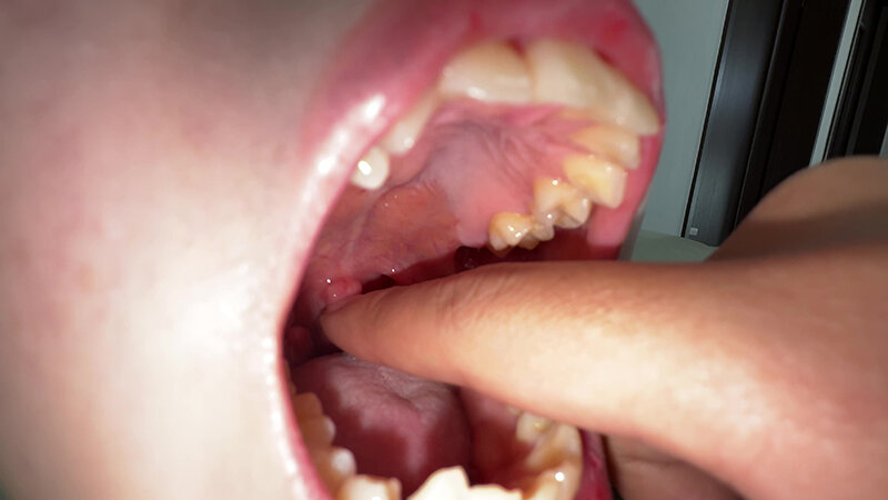 「【水月みお】素人お姉さんをナンパ!初めての喉奥体験と舌・八重歯観察の個人撮影動画」のサンプル画像9枚目