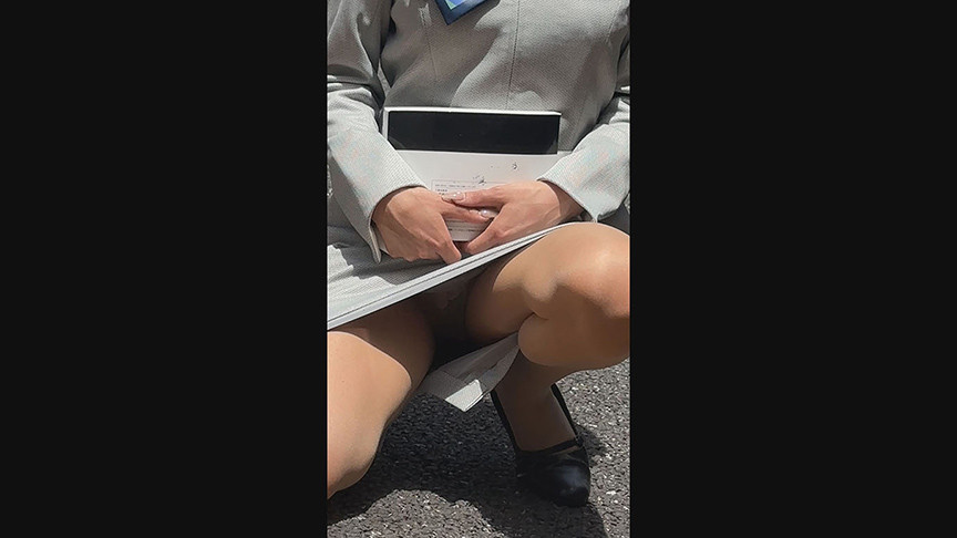 「【素人】美人ディーラーの生パンスト姿が眩しい！高級車販売店での秘密の昼休み【OL】」のサンプル画像1枚目