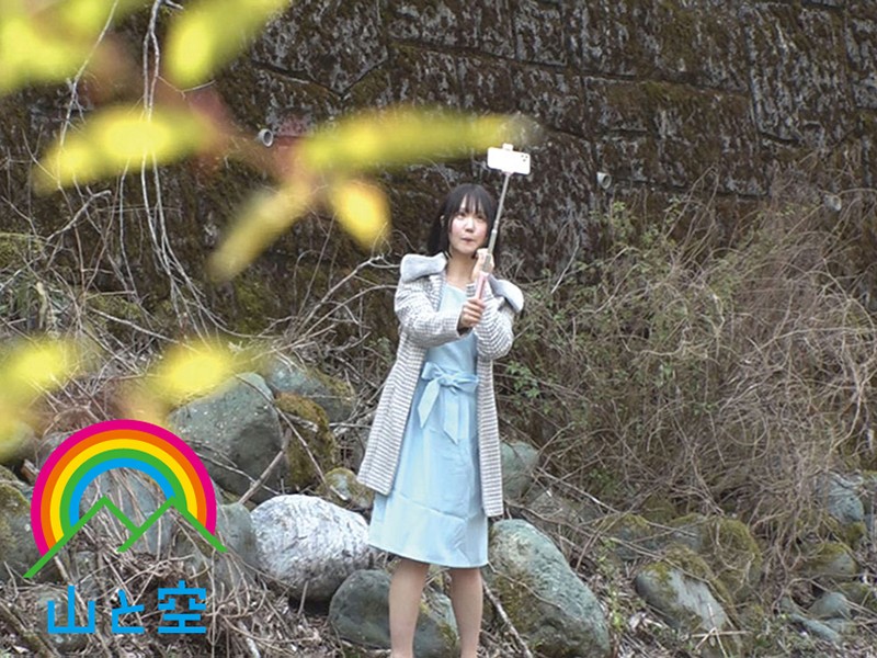 「【素人】SNS配信中の見せたがり女性に突撃！野外露出プレイの刺激的な一部始終」のサムネイル