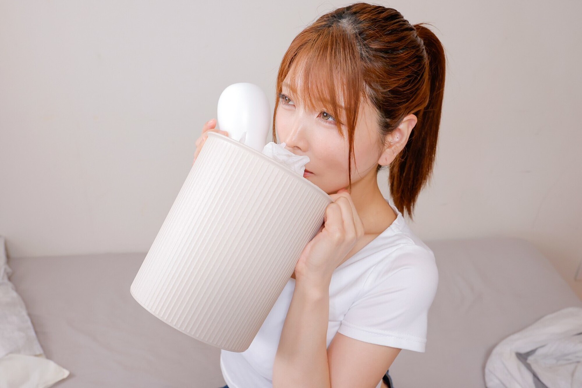 「「二人だけの秘密ね...」せんずり臭い父子家庭の家族全員をデカ尻で誘惑！声が出せない状況で膣内搾精するヤリマン家政婦」のサンプル画像4枚目