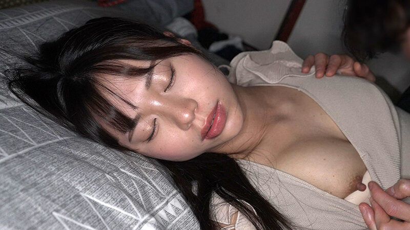 「【素人】黒髪清楚な22歳スレンダー美女の無防備な姿を盗撮！寝ている間に中出しされる衝撃映像」のサンプル画像2枚目