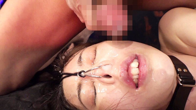 「【M女お姉さん】スレンダー微乳美女が羞恥の鼻フック&イラマチオで3P調教されぶっかけされる」のサンプル画像12枚目