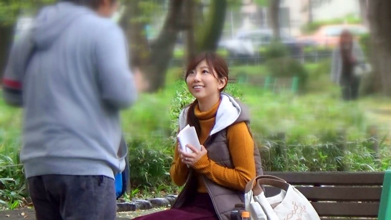 「清水怜唯奈 清楚な美乳人妻をナンパして中出し！欲求不満の主婦が乱れる姿に興奮」のサンプル画像1枚目