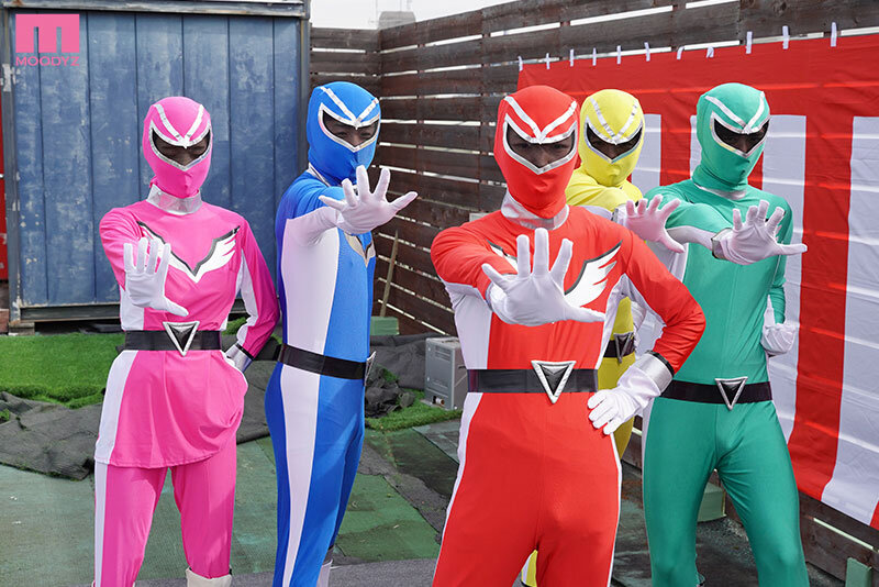 「新井リマがコスプレで同僚に乱交される!中出し&フェラで責められるハイレグヒロイン」のサムネイル