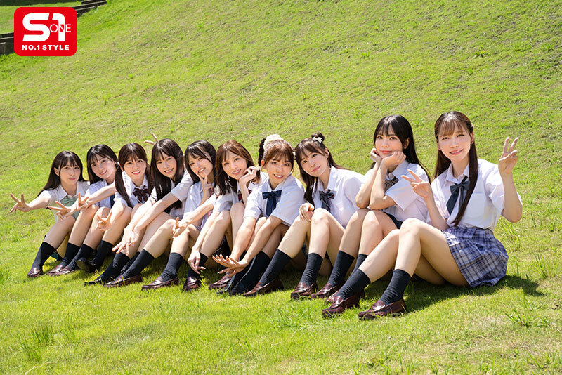 「【瀬戸環奈・河北彩花ほか22名】制服美少女がバックで乱れる!美乳JKたちの本気エッチ集」のサムネイル