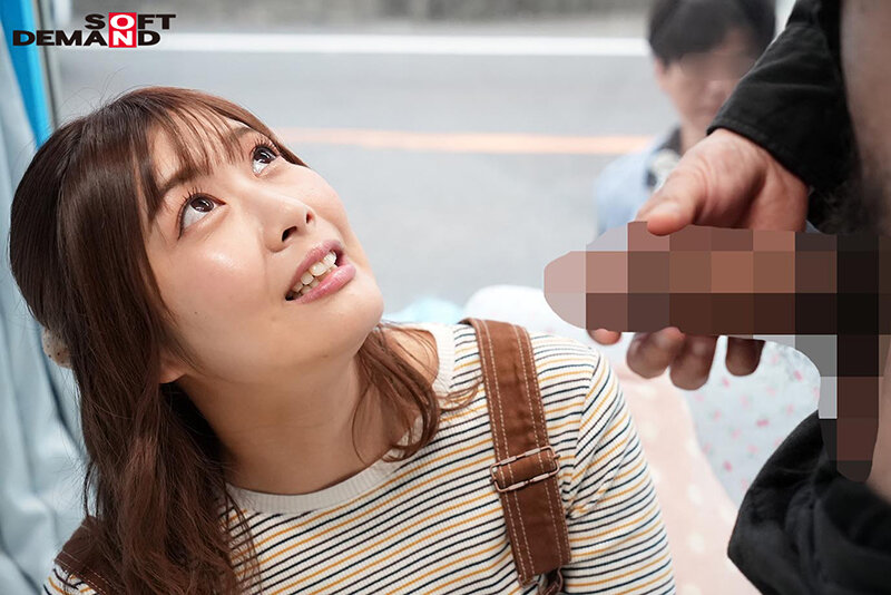 「【素人人妻】デカチン見せつけられた子持ちママが旦那の前でNTR騎乗位！欲求不満妻が中出し不倫」のサンプル画像4枚目