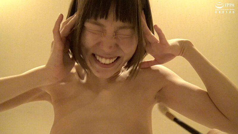 「白戸はつみのくすぐりプレイ動画|美少女M女が筆と指で悶絶する激弱反応がたまらない」のサンプル画像4枚目