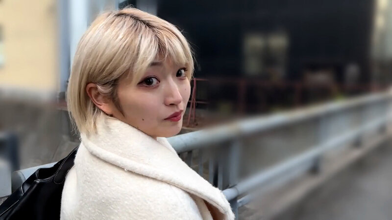 「【素人】美容部員お姉さんはるのちゃんの口内観察プレイ｜街角ナンパ企画で見せる恥じらい」のサムネイル