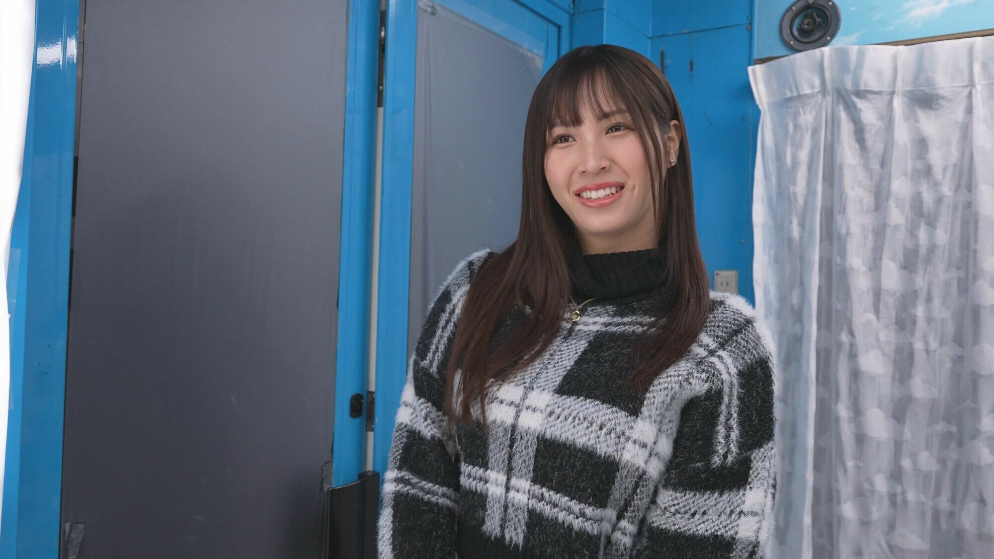 「水泳部女子体育大生限定!競泳水着と美肌の隙間でチン★コキさせてもらえませんか?デカチンでオマ〇コの際ギリギリを刺激され、いつの間にか火照った身体は、自分から生挿入までおねだりしてしまうのか?撮って出し!マジックミラー号~るな編~」のサムネイル