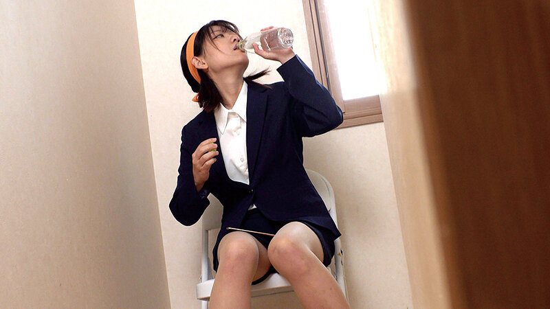 「素人巨乳の美人政治家がビジネススーツ姿で中出しされる衝撃映像【シゴキ隊】」のサンプル画像16枚目