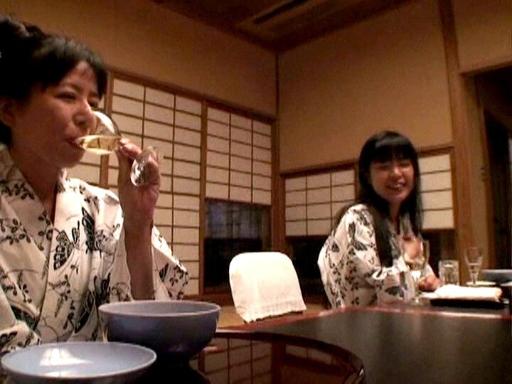 「【人妻・主婦】美人妻の不倫旅行で乱交プレイ!禁断の温泉旅館で繰り広げられる背徳の情事」のサンプル画像6枚目