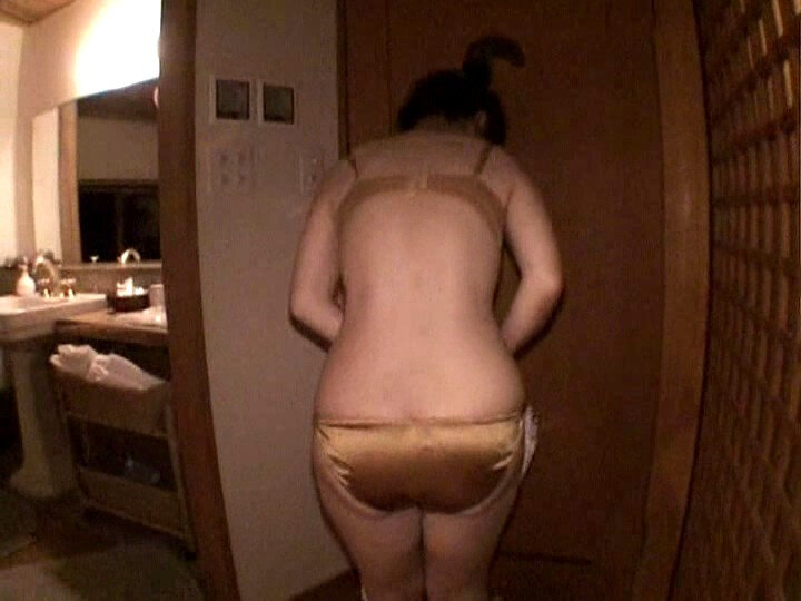 「【人妻・主婦】美人妻の不倫旅行で乱交プレイ!禁断の温泉旅館で繰り広げられる背徳の情事」のサンプル画像7枚目