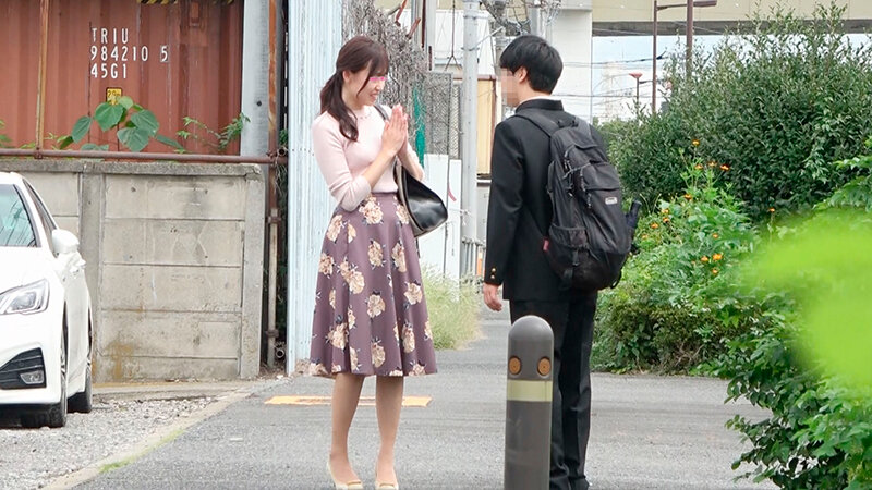 「【素人人妻】童貞筆おろしで禁断の不倫中出し!美人妻がママ友対抗で恥じらい逆ナンパ」のサンプル画像2枚目