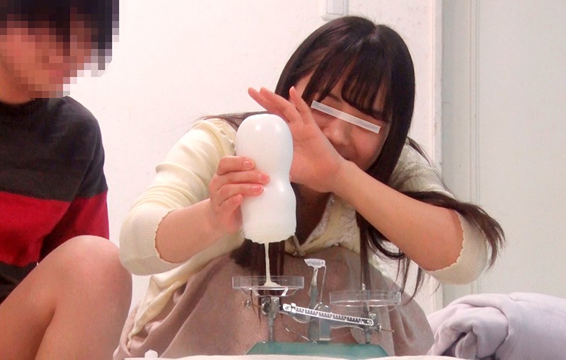 「【素人女子大生】友達同士の大学生男女が密室で中出しセックス!手コキ・フェラから生挿入の本気交尾」のサンプル画像4枚目