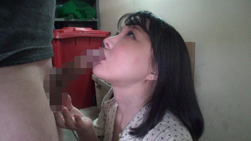 「素人娘13人が野外露出でご奉仕フェラ!どこでも大胆に咥える過激プレイ集」のサンプル画像9枚目