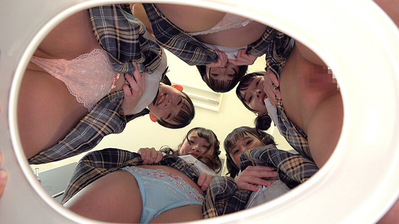 「由良かな・望月つぼみら女子校生痴女5人が M男を人間便器扱い!飲尿プレイで徹底調教」のサンプル画像3枚目