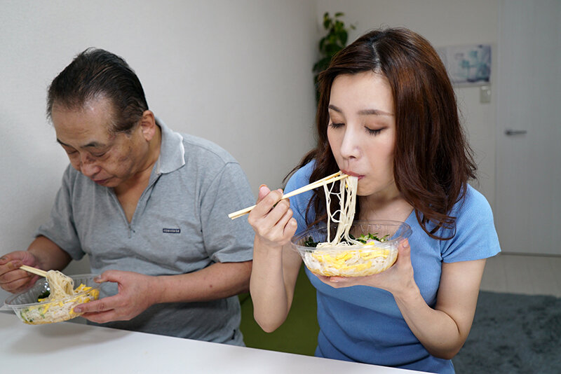「三ツ星ひかる 義父を誘惑する淫乱痴女妻の禁断プレイ お爺ちゃんとの中出し近親相姦」のサムネイル