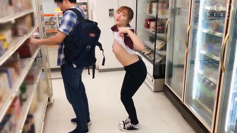 「【小倉由菜】憑依プレイで過激バカッター再現！話題の企画系AVで20連発の衝撃展開」のサンプル画像10枚目