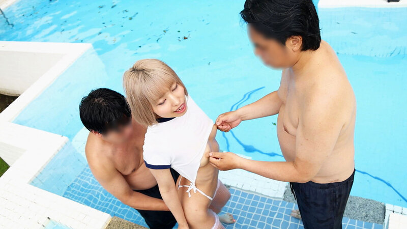 「スレンダーギャル微乳美女の野外露出プレイ|恥じらい露出紀行で敏感乳首責めに悶える貧乳娘」のサンプル画像11枚目