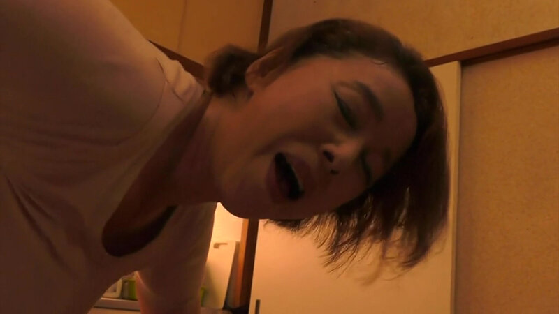 「【青井マリ】巨乳熟女お母さんと禁断の近親相姦セックス！フェラ・バック・中出しで乱れる肉感ボディ」のサンプル画像13枚目