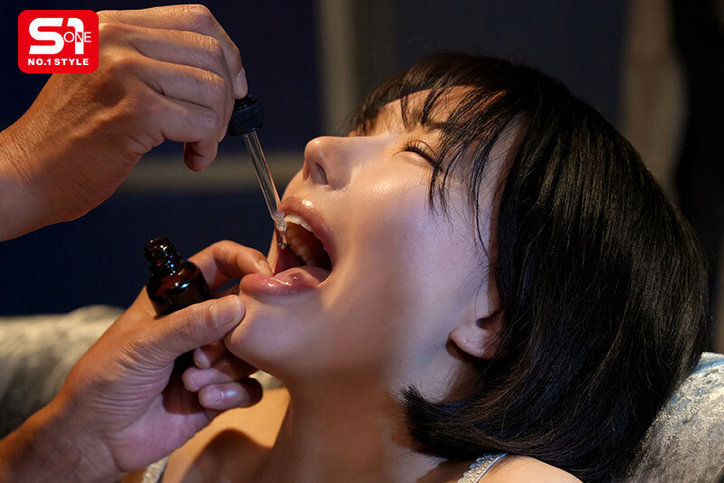 「音無鈴のスレンダーボディが3P4Pで潮吹きアクメ連続絶頂！羞恥辱めプレイ」のサンプル画像8枚目