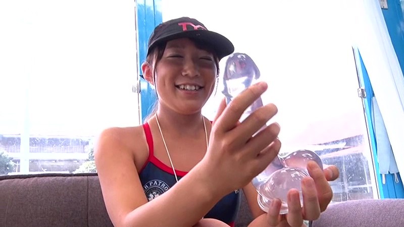 「【素人】日焼け美少女ライフセーバーが水着姿で人工呼吸レッスン中に興奮してしまう展開」のサンプル画像12枚目