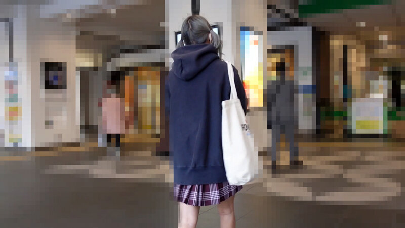 「【素人JK】制服女子校生ギャルの電車パンチラ盗撮からハメ撮り中出し3Pまで完全収録」のサンプル画像3枚目