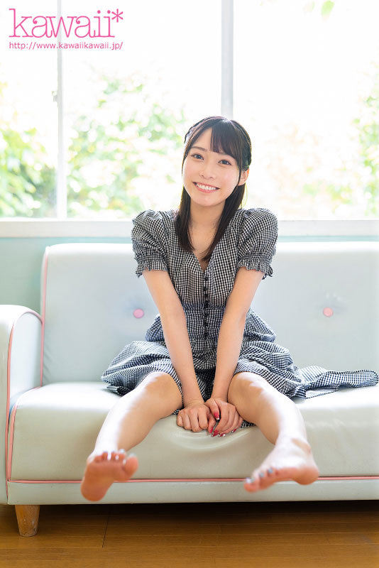 「杉咲麦のAVデビュー作！美少女女子大生の潮吹き・ハメ撮り・顔射に興奮必至」のサンプル画像1枚目