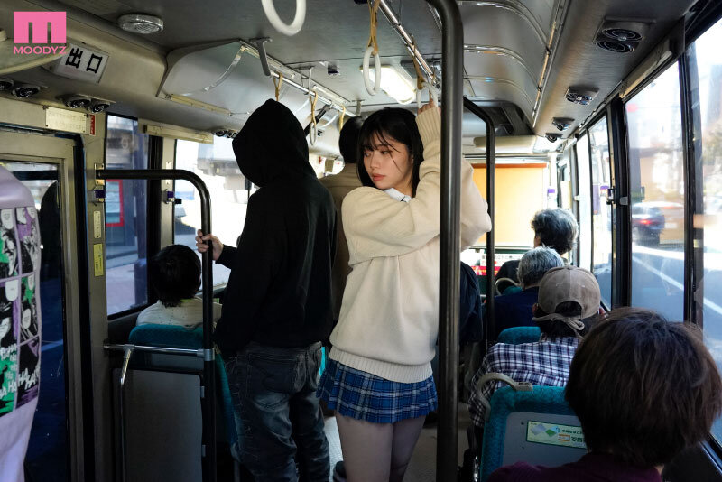 「石原希望が制服姿でパイズリ&潮吹き!感じすぎて中出しされる痴漢プレイ動画」のサンプル画像3枚目