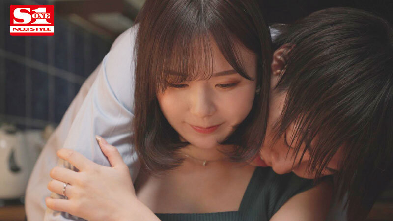 「miru 人妻が元カレと激しいキス・接吻で潮吹き！欲求不満妻の一夜の過ち動画」のサムネイル