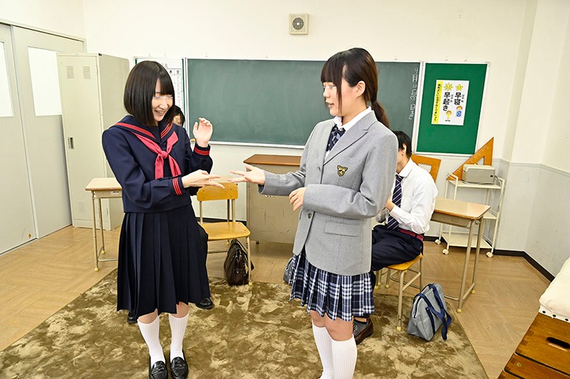 「素人制服女子校生が即ハメ中出しに挑戦！学校対抗野球拳で負けたらデカチン挿入の過激企画」のサムネイル