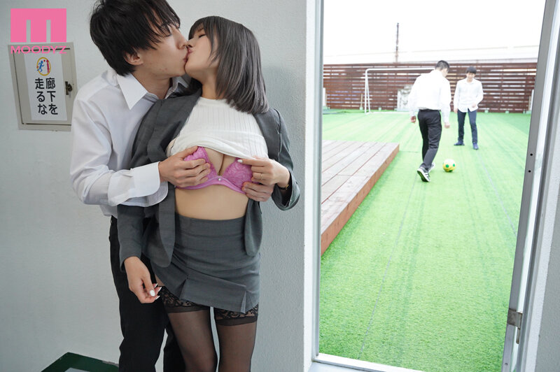 「藤森里穂が痴女な巨乳女教師に!倦怠期の人妻お姉さんが誘惑して中出しを求める濃密プレイ」のサンプル画像4枚目