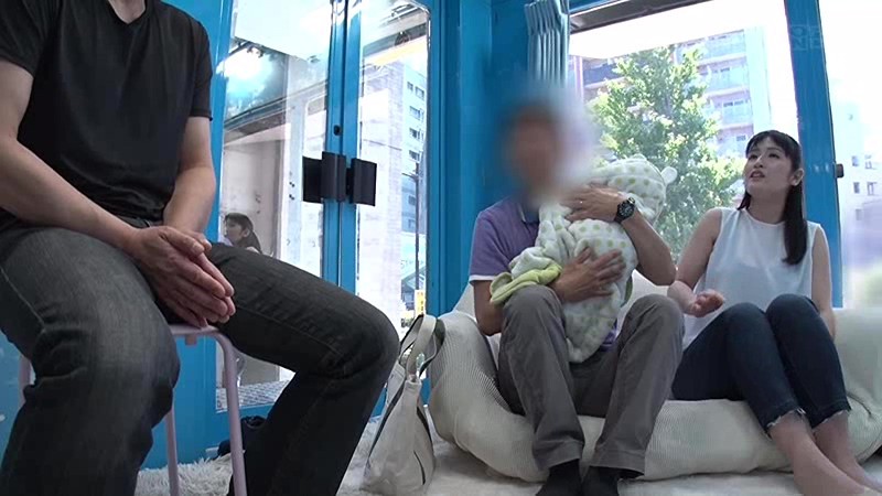 「【人妻】子持ちママが巨根男性に素股奉仕→我慢できず不倫中出しへ発展【マジックミラー号】」のサムネイル