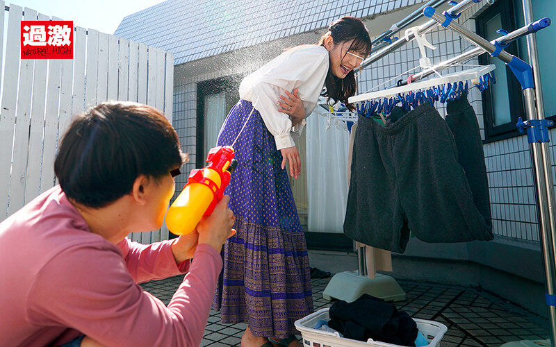 「【長身叔母】エロガキにスカート内クンニされ夫の前で失禁イキ！NTR寝取られ色白美人叔母さんの禁断お漏らし」のサンプル画像3枚目