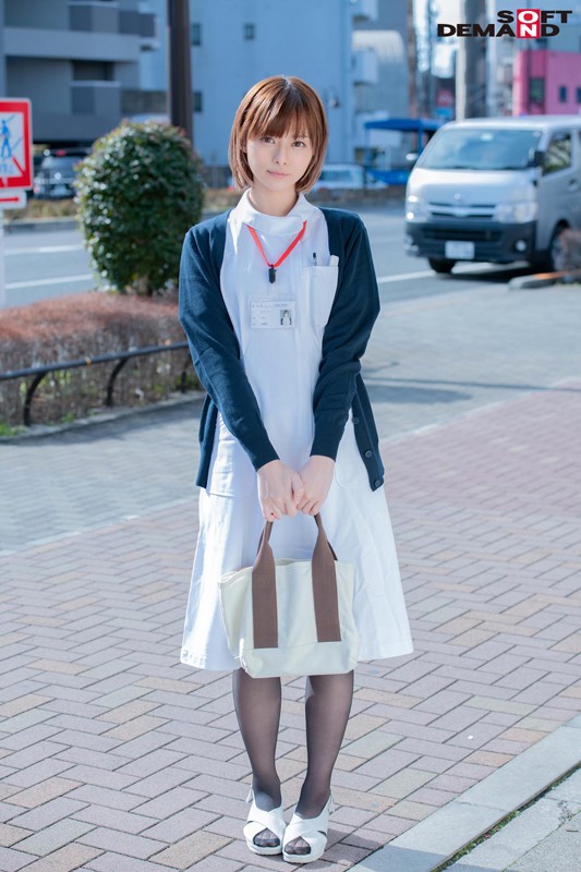 「【素人ナース】白衣の天使が手コキでお悩み解決！マジックミラー号で看護師をナンパした結果」のサンプル画像2枚目