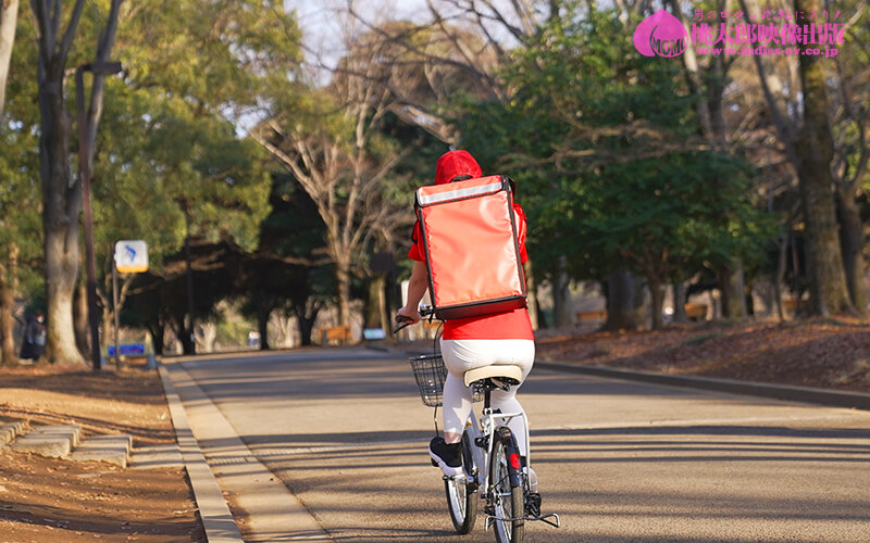 「若宮穂乃 Gカップ巨乳人妻がパイズリ＆中出しご奉仕！デカ尻むちふわボディの秘密バイト」のサンプル画像5枚目