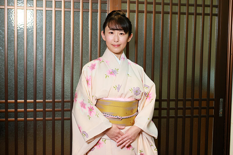 「海埜ほたる・雪奈真冬が巨乳熟女の美人女将に!温泉旅館で男性客を夜這いする禁断プレイ」のサンプル画像12枚目