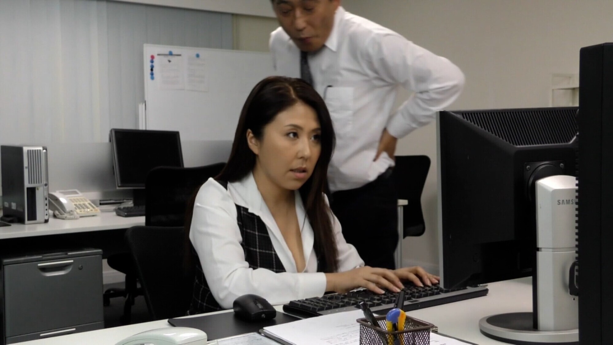 「社長とふたりきりの残業！甘い言葉にその気になる熟れたカラダの熟女の濃厚セックス！」のサムネイル