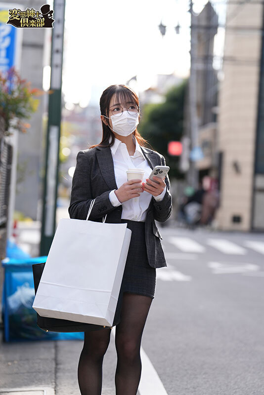 「【素人OL】地味メガネの巨乳美女を尾行盗撮!アクメ絶頂から中出しまで完全収録」のサムネイル